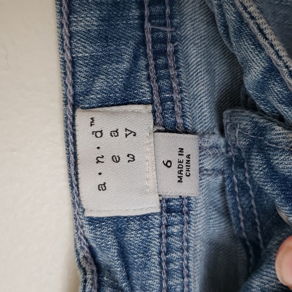 A new day button front jean skirt, light wash, Sz 6. - Picture 5 of 7